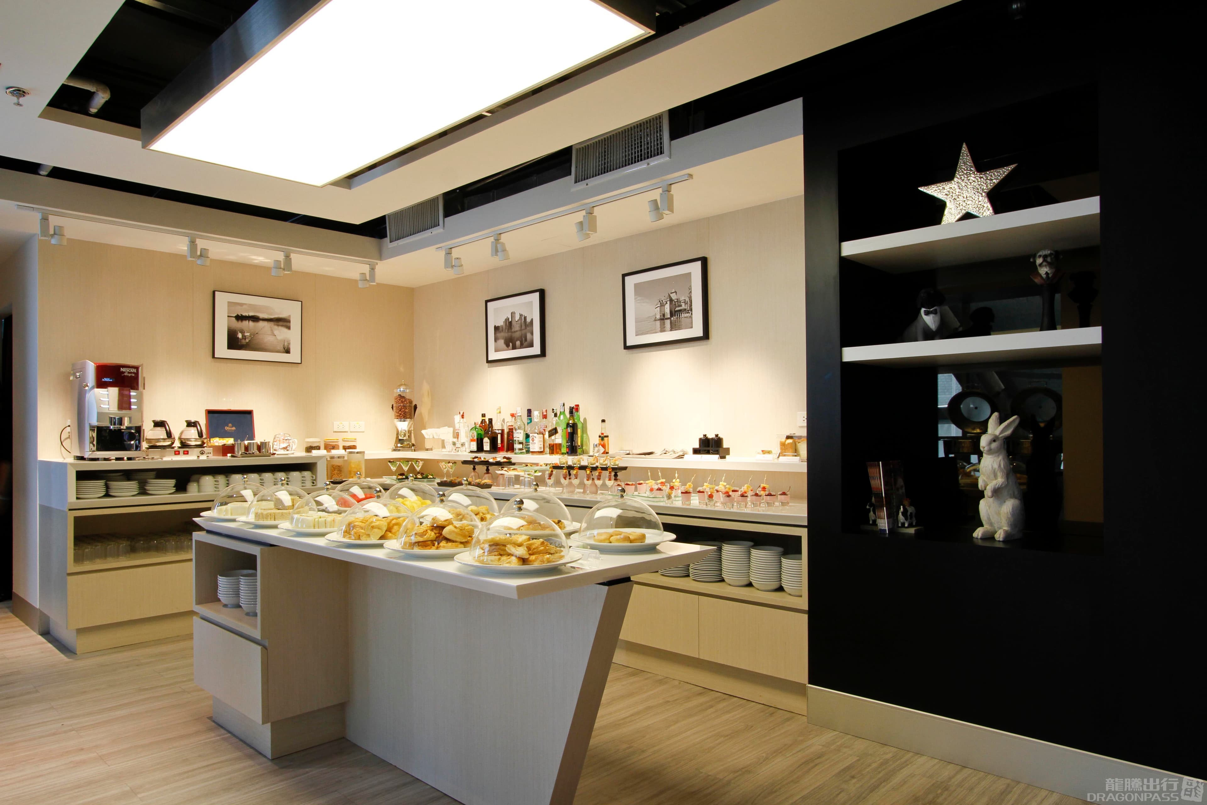Miracle First Class Lounge - 1