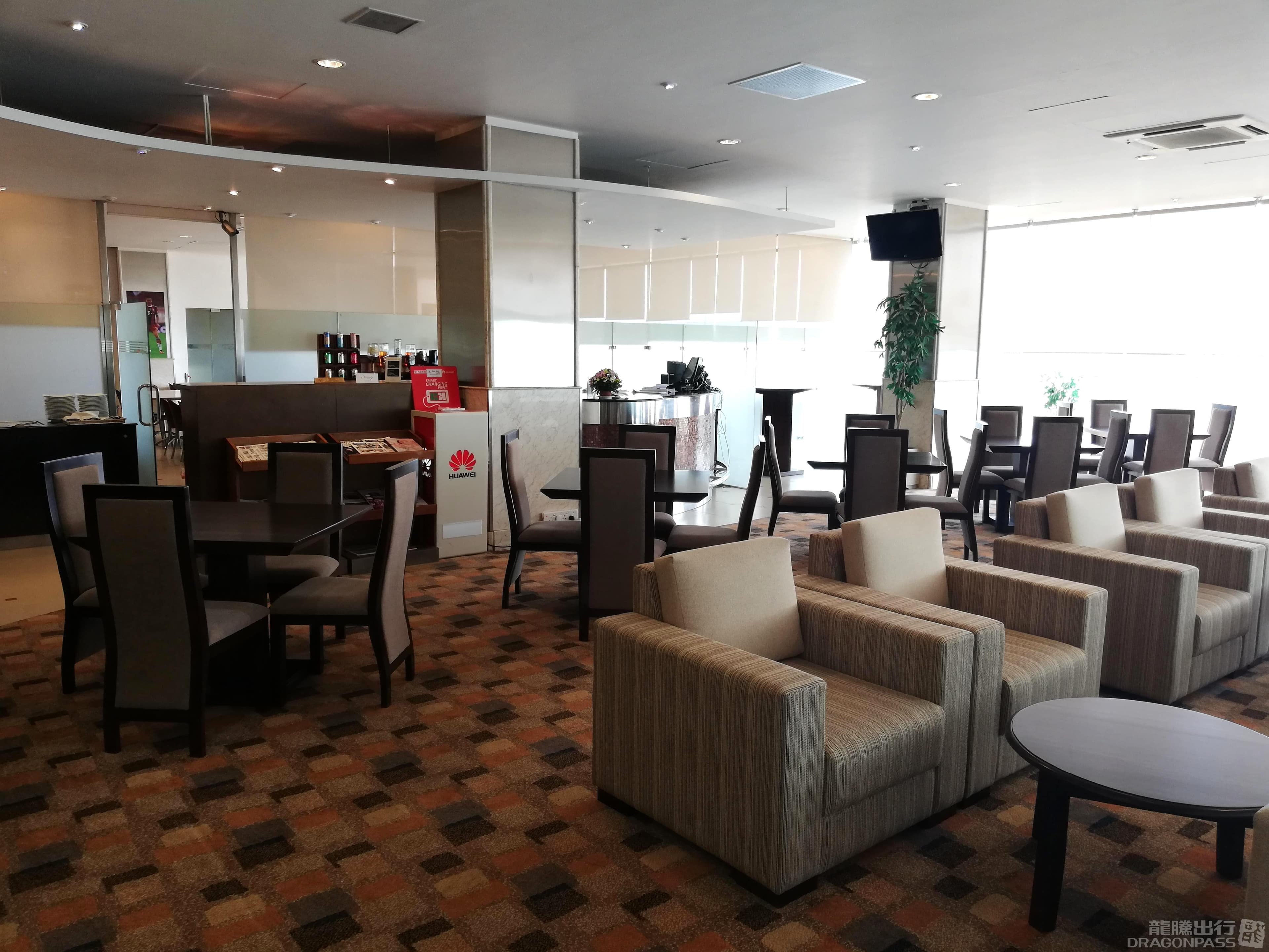 Palm Strip Lounge - 2