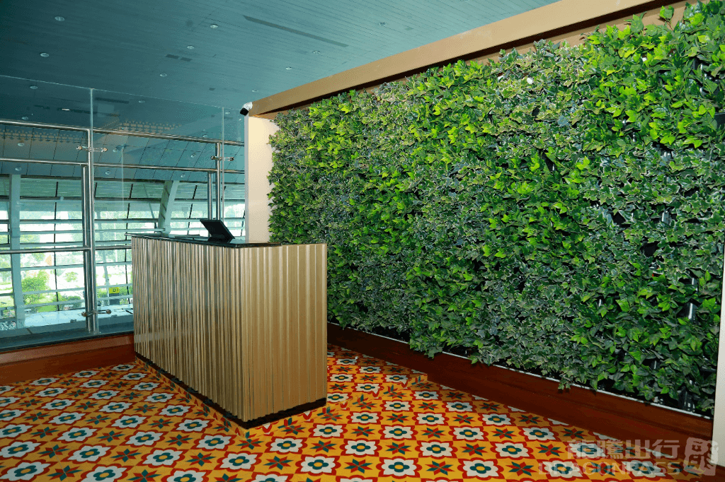 The Lounge (International) - 1