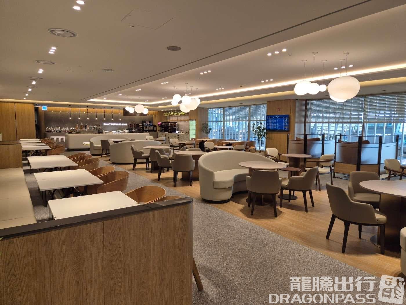 Sky Hub Lounge (East Wing) - 3