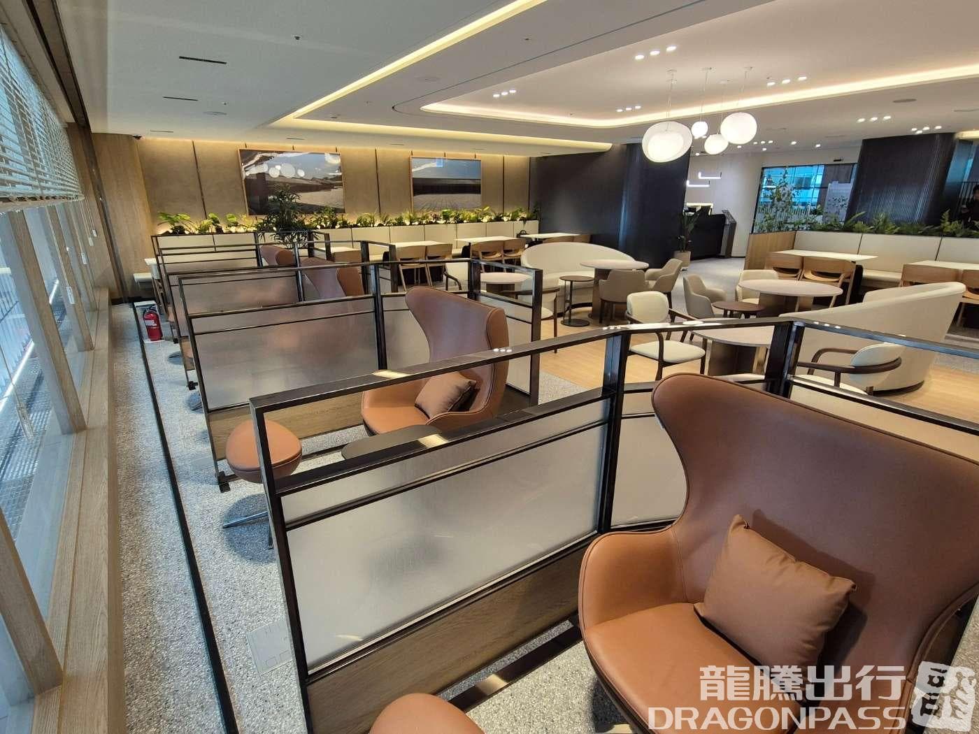 Sky Hub Lounge (East Wing) - 4