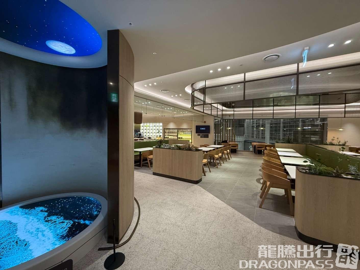 Sky Hub Lounge West - 3