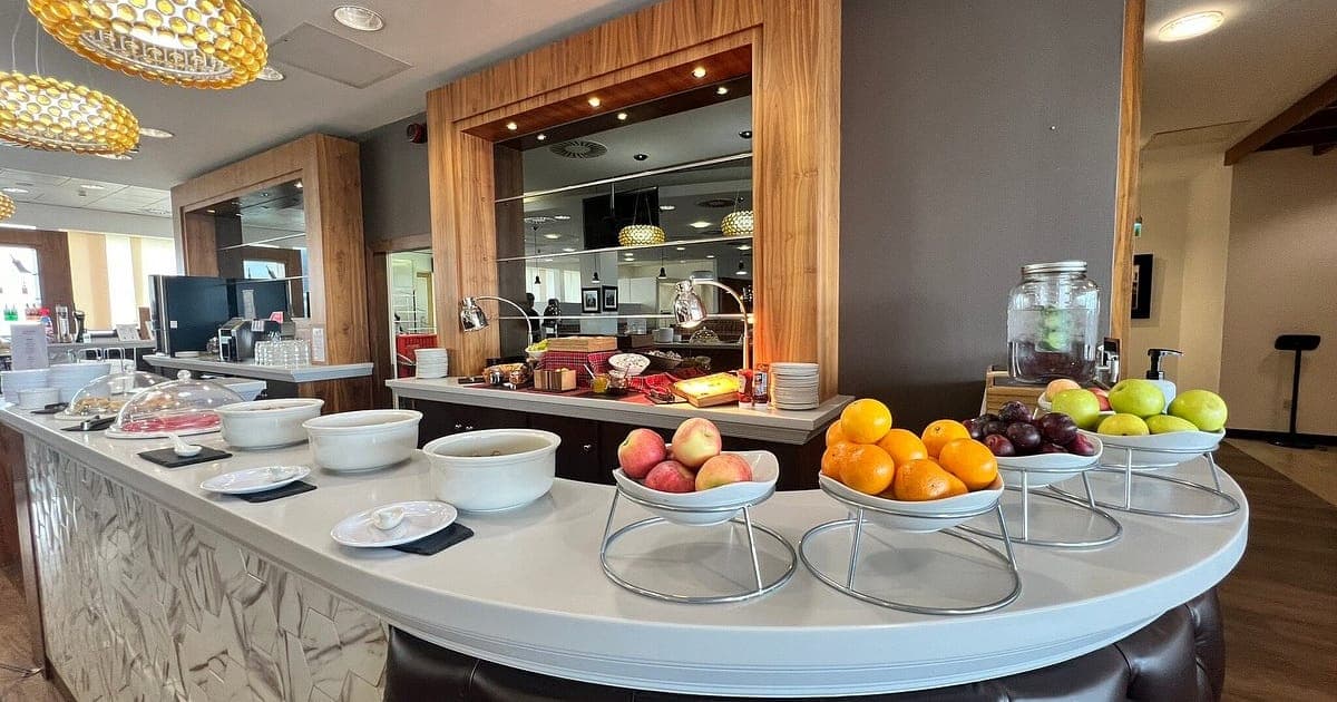 Glasgow Airport Lounge: UpperDeck Guide