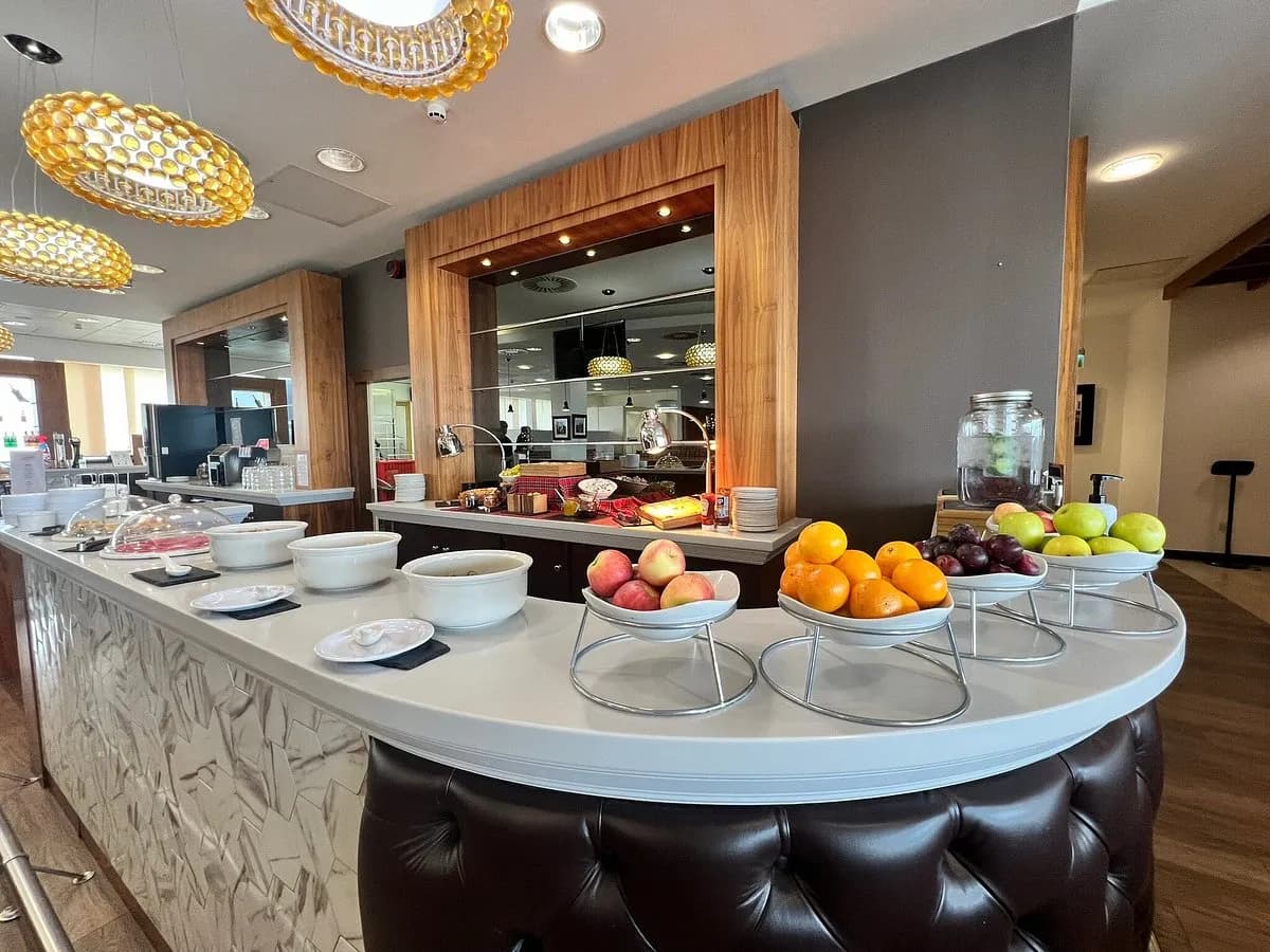 Glasgow Airport Lounge: UpperDeck Guide
